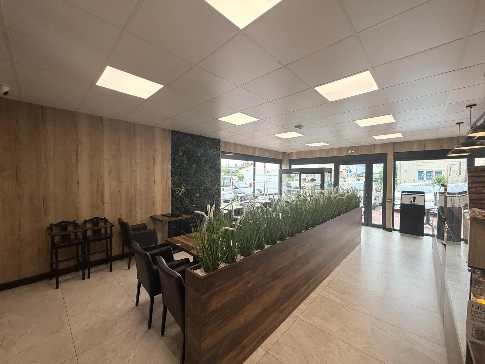 Intérieur moderne de la boulangerie Simit et Café à Tomblaine