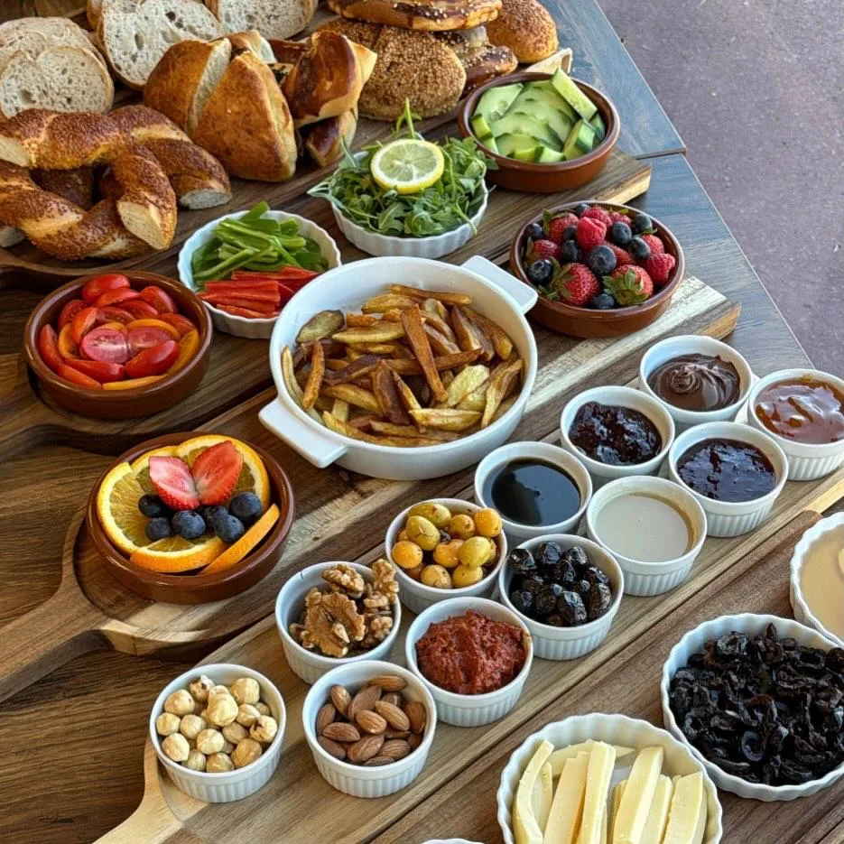 Plateau petit-déjeuner turc complet avec simit, olives, fromages et crudités