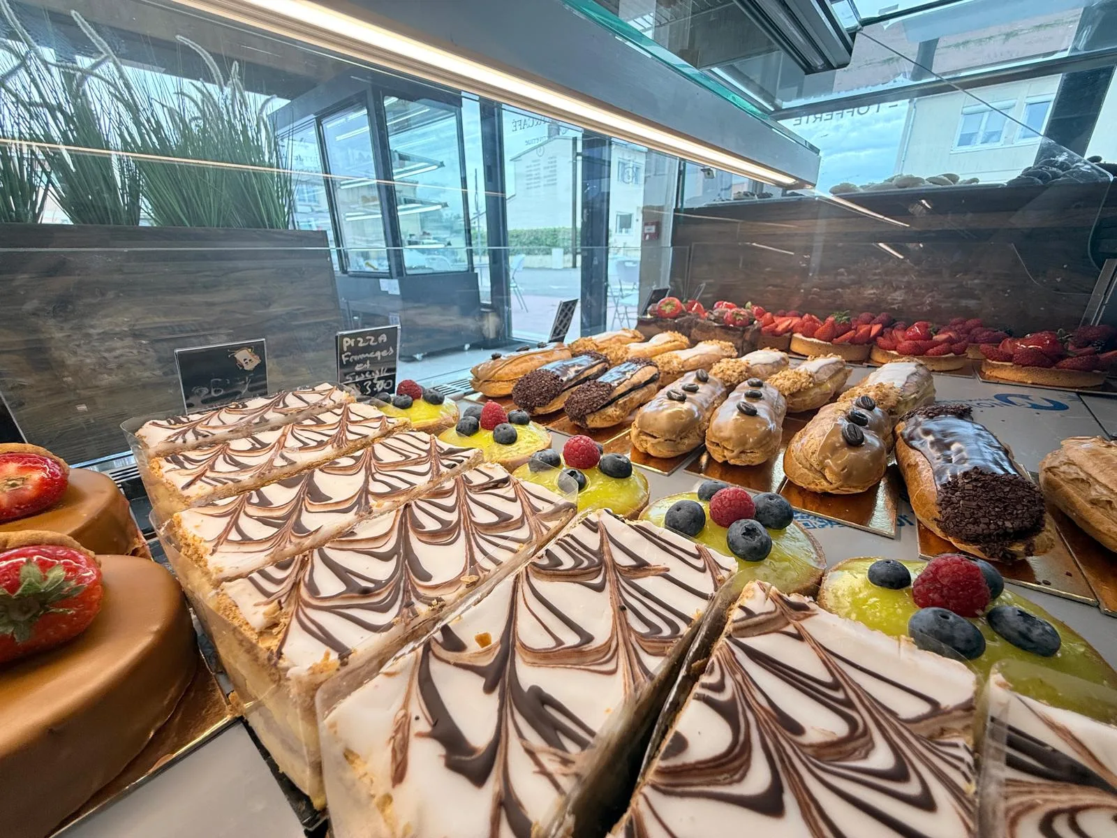 Baklavas et croissants côte à côte, mélange de pâtisseries turques et françaises