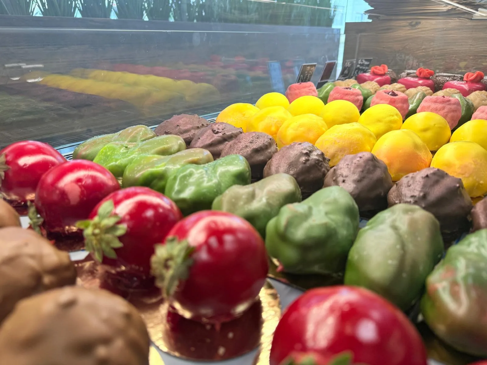 Gros plan pâtisseries artisanales colorées fraise et pistache