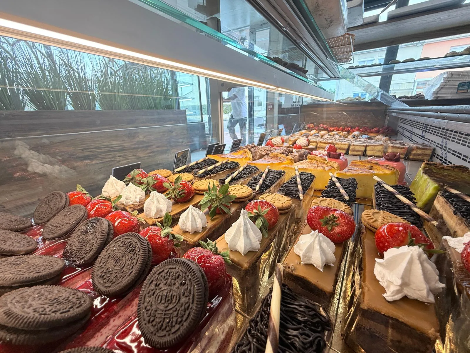 Pâtisseries artisanales oreo meringue et fraise en vitrine