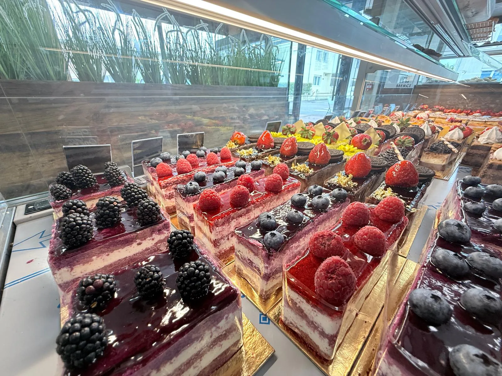 Vitrine de tartes aux fruits rouges et framboises artisanales